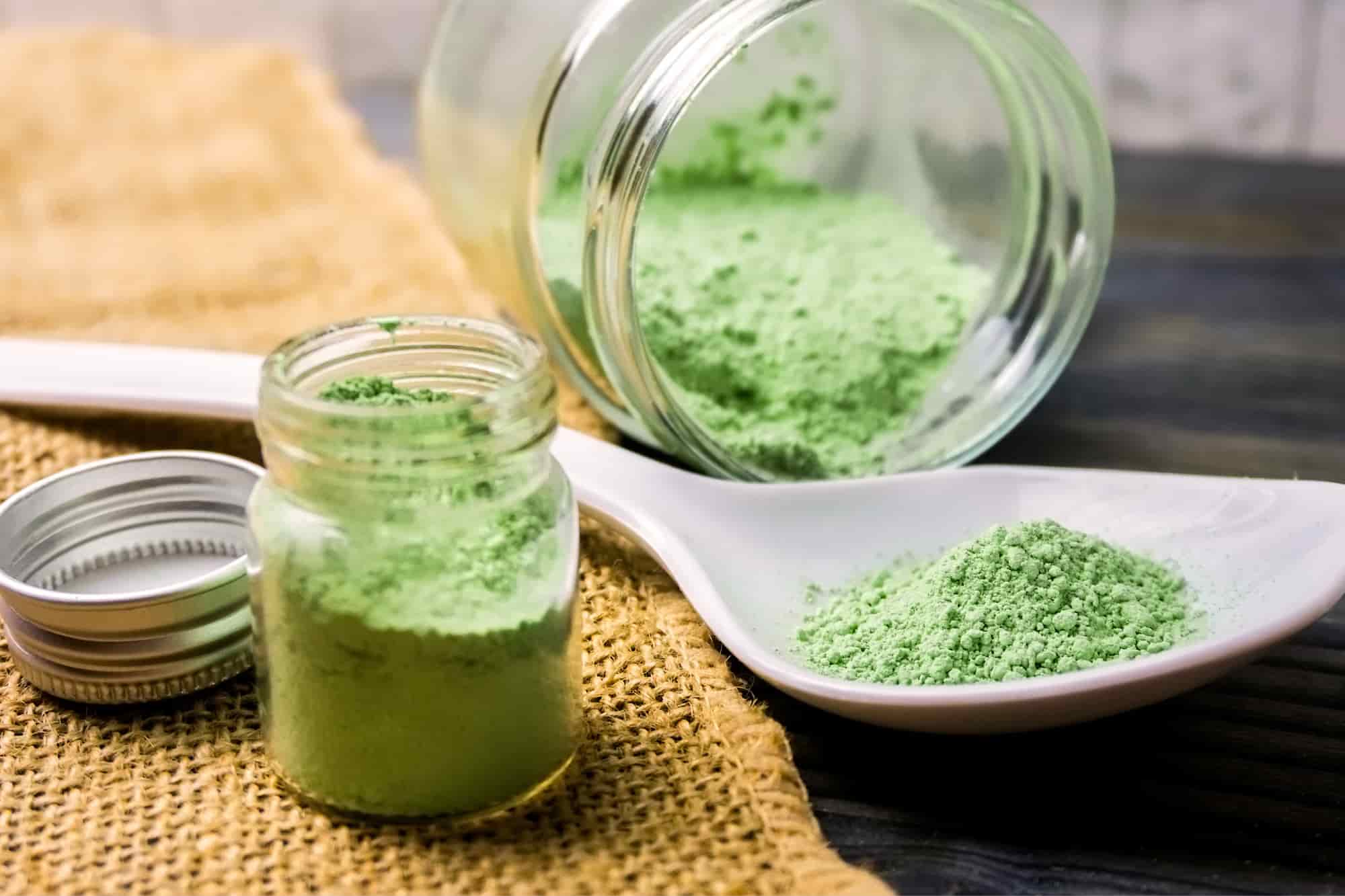 Mixing kratom strains to enhance your experience.