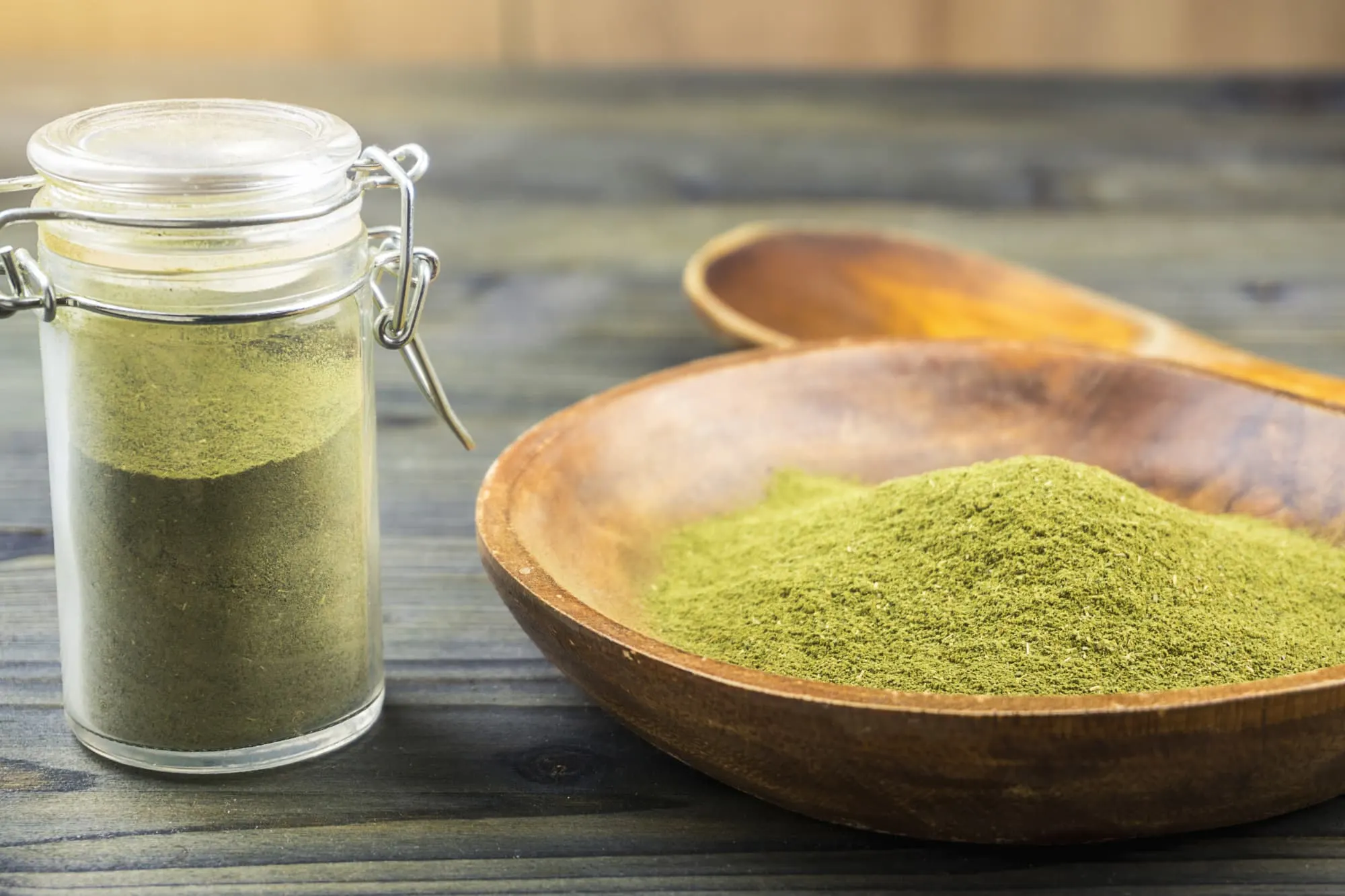 Kratom powder with container