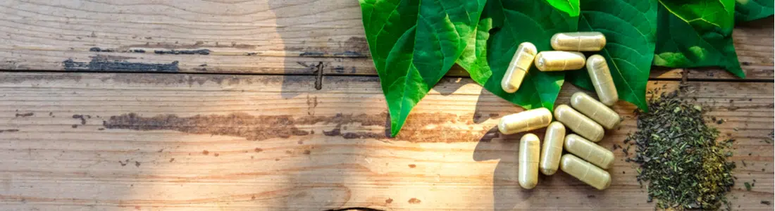 Kratom-capsules-and-leaves
