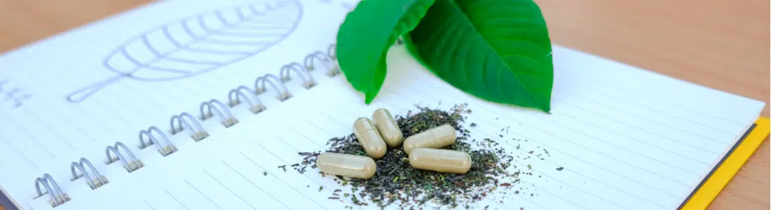 Kratom-leaves-capsules-crushed-leaf