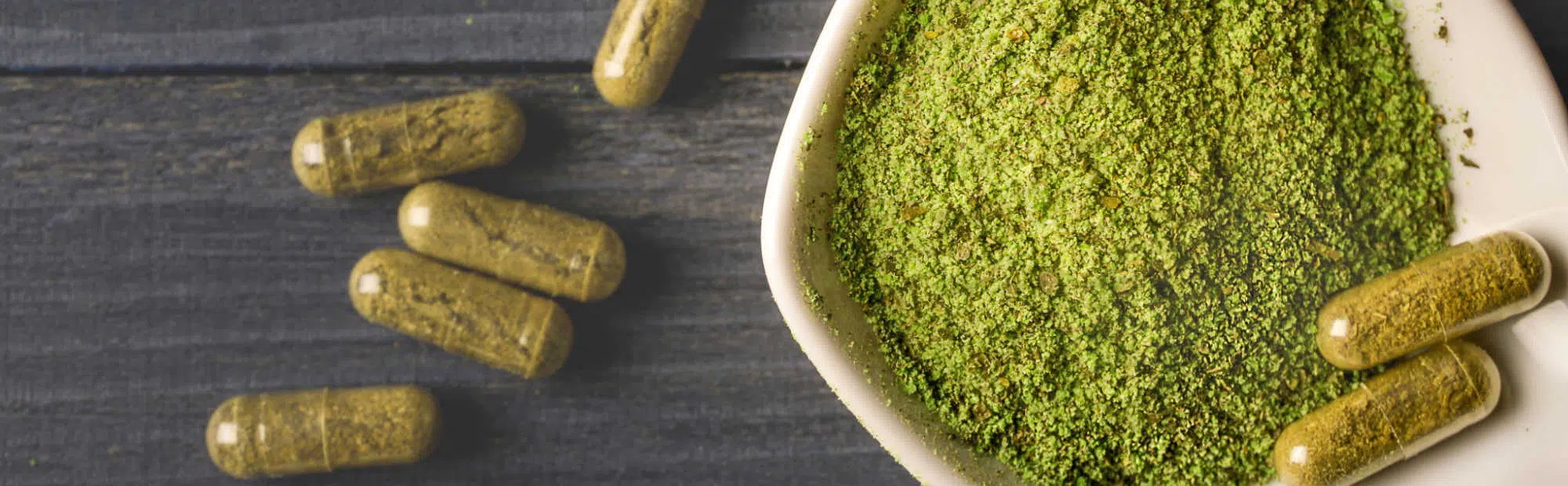 image of kratom powder and capsules