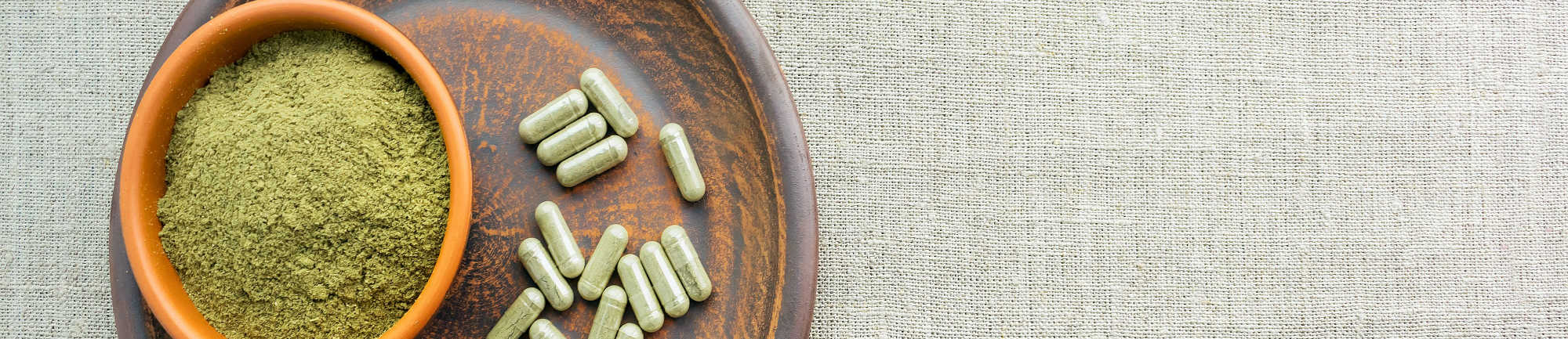 image of kratom powder and capsules