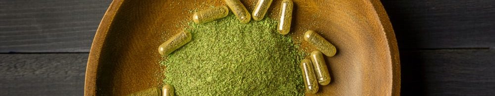 picture-of-kratom-capsules-and-kratom-powder