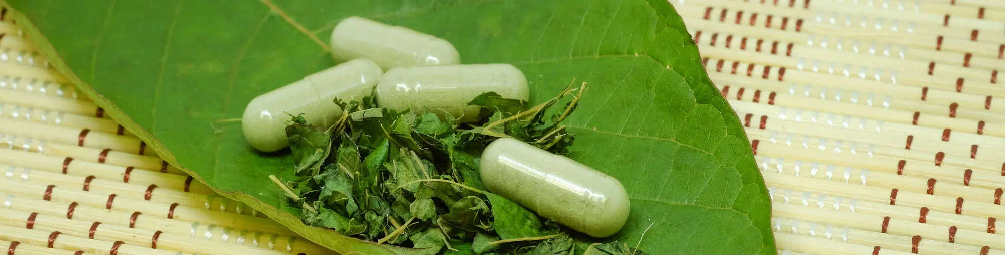 image of lowa kratom leaves and capsules