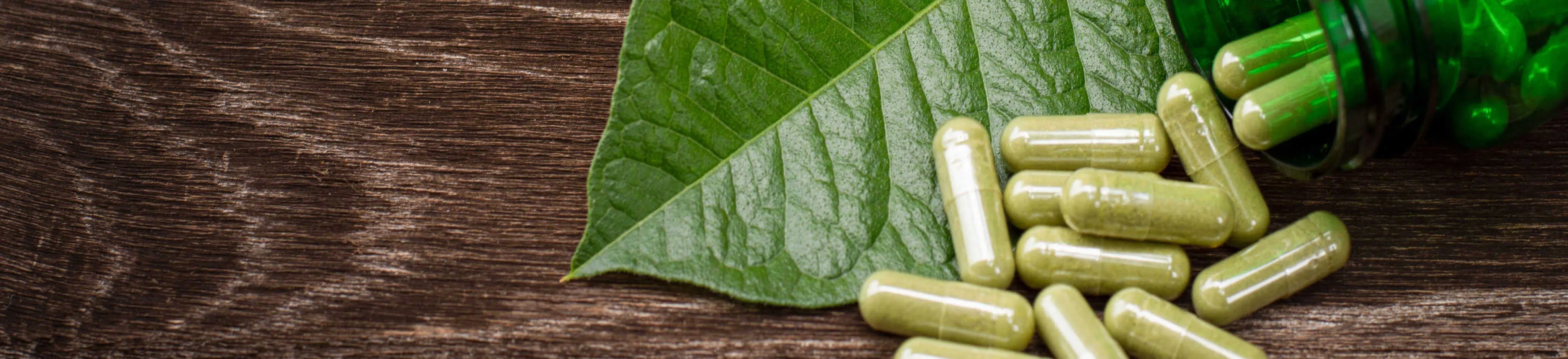 image of kratom leaves and capsules
