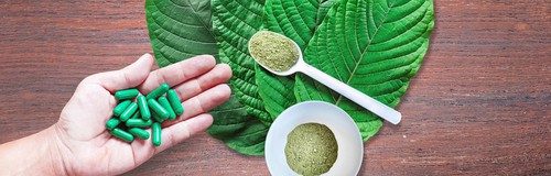 image of kratom leaves capsules and powder