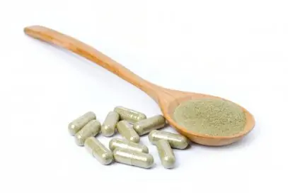image of kratom powder and capsules